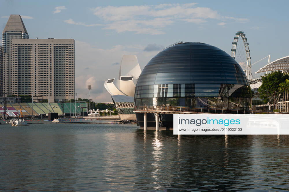 Singapur, Republik Singapur, Asien - Neuer Apple Store am Ufer in Marina Bay und Gebaeude der Innenstadt waehrend der andauernden Coronakrise, kurz nachdem eine neue Infektionswelle das suedostasiatische Land in einen lockdown-aehnlichen Zustand zurueckversetzt hat. Daraus resultieren weitere Einschraenkungen wie striktere Grenzmassnahmen und Einreisebestimmungen verbunden mit verpflichtenden Vorab-Testungen und einem negativen Testergebnis bei Abflug fuer alle Einheimischen und staendigen Bewohner, sowie Schliessung aller Grundschulen, Verbot von Restaurantbesuchen und Versammlung von maximal zwei Personen.
