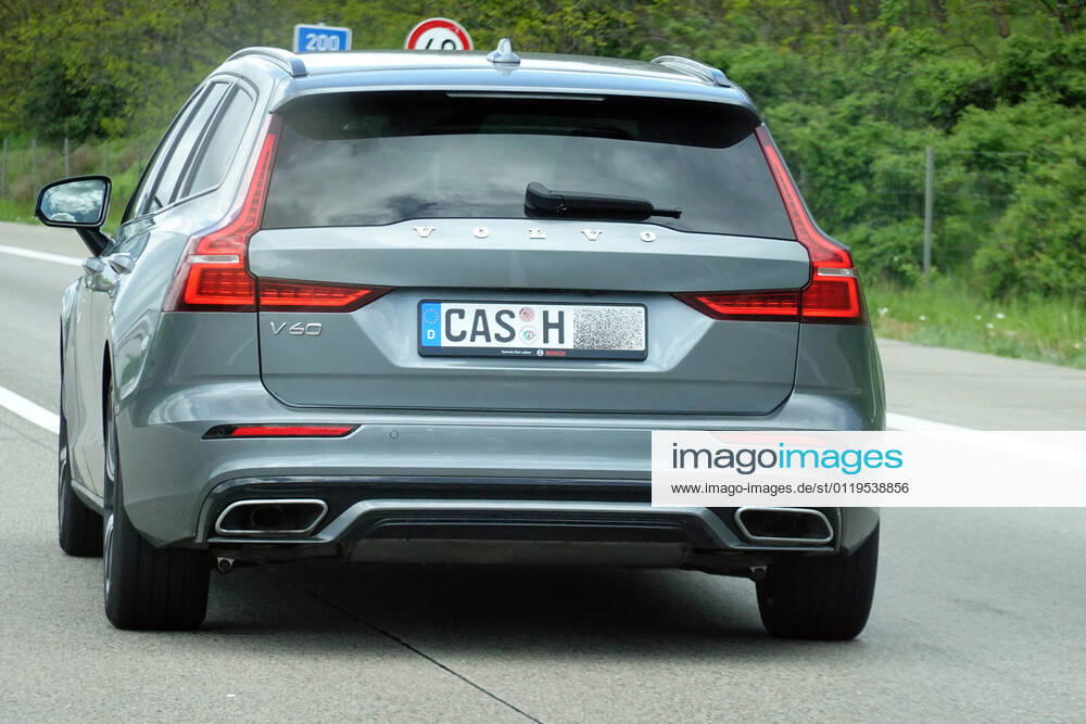 Hannover, Niedersachsen, GER - Autokennzeichen Cash. (aussen, Aussenaufnahme, Auto, Autobahn, Automobil, Autonummmer, Buchstaben, Cash, deutsch, Deutschland, Europa, europaisch, Fruehjahr, Fruehling, Hannover, Humor, Identifikation, identifizieren, Jahreszeit, Kennzeichen, KFZ, KFZ-Kennzeichen, Lizenz, lustig, Niedersachsen, Nummernschild, PKW, QF, Querformat, Schild, Schriftzeichen, Schriftzug, skurril, Skurriles, Strasse, Strassenszene, Strassenverkehr, Verkehr, Westeuropa, Witz, witzig, Zulassung) 210516D001HANNOVER