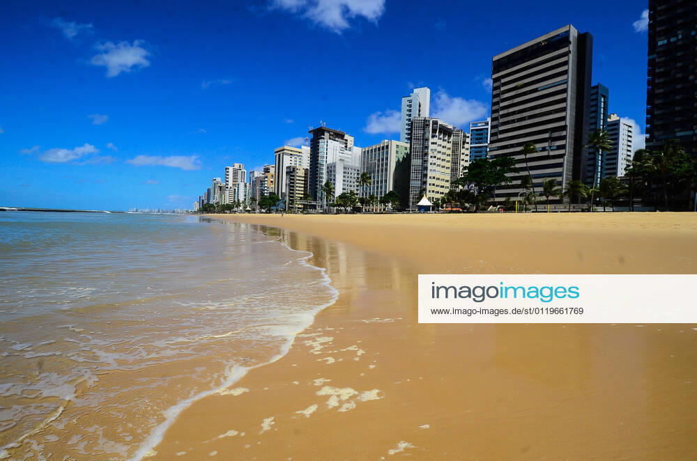 RECIFE, PE - 29.05.2021: PERNAMBUCO AMPLIA RESTRIÇÕES CONTRA COVID - With the increase in the use of ICU beds for patients with Covid-19, Pernambuco tightens circulation restrictions to try to contain the circulation of the virus. In the photo, Praia de Boa Viagem, where circulation and swimming are prohibited. x2071628x FlávioxJapa
