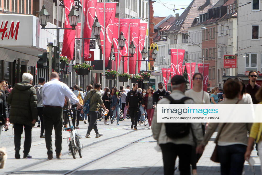 Nach der Lockerung der Schutzmaßnahmen und Wiedereröffnung der Geschäfte sieht die Einkaufsstraße und Fußgängerzone Schönbornstraße in der Innenstadt von Würzburg wieder so wie vor der Coronakrise aus: mit großem Andrang von Personen, die weitgehend nicht den gebotenen Mindestabstand zueinander einhalten, Bayern, Deutschland