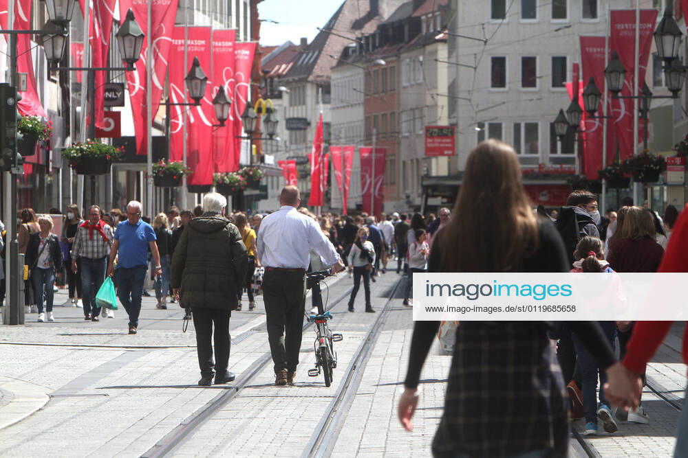 Nach der Lockerung der Schutzmaßnahmen und Wiedereröffnung der Geschäfte sieht die Einkaufsstraße und Fußgängerzone Schönbornstraße in der Innenstadt von Würzburg wieder so wie vor der Coronakrise aus: mit großem Andrang von Personen, die weitgehend nicht den gebotenen Mindestabstand zueinander einhalten, Bayern, Deutschland