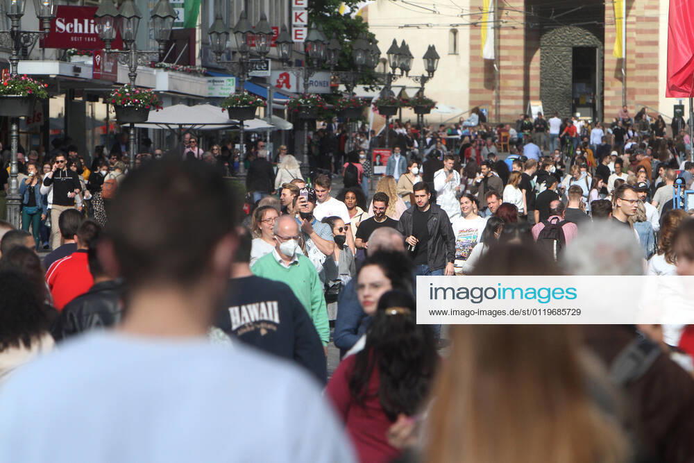 Nach der Lockerung der Schutzmaßnahmen und Wiedereröffnung der Geschäfte sieht die Einkaufsstraße und Fußgängerzone Domstraße in der Innenstadt von Würzburg wieder so wie vor der Coronakrise aus: mit großem Andrang von Personen, die weitgehend nicht den gebotenen Mindestabstand zueinander einhalten, Bayern, Deutschland