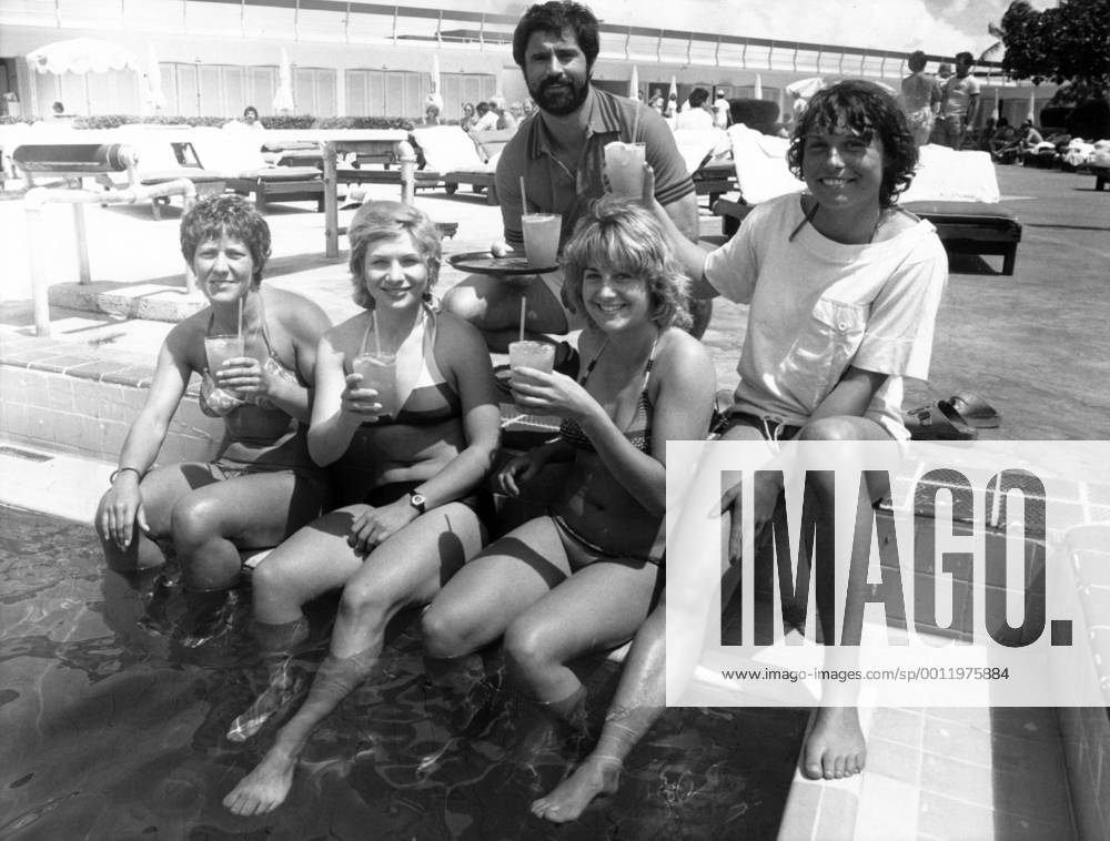 Gerd Müller (Fort Lauderdale Strikers) serviert den deutschen Ski-Mädels an einem Swimming Pool in Miami einen leckeren Drink, v.li.: Evi Mittermaier, Pamela Behr, Brigitte Sirch und Maria Epple