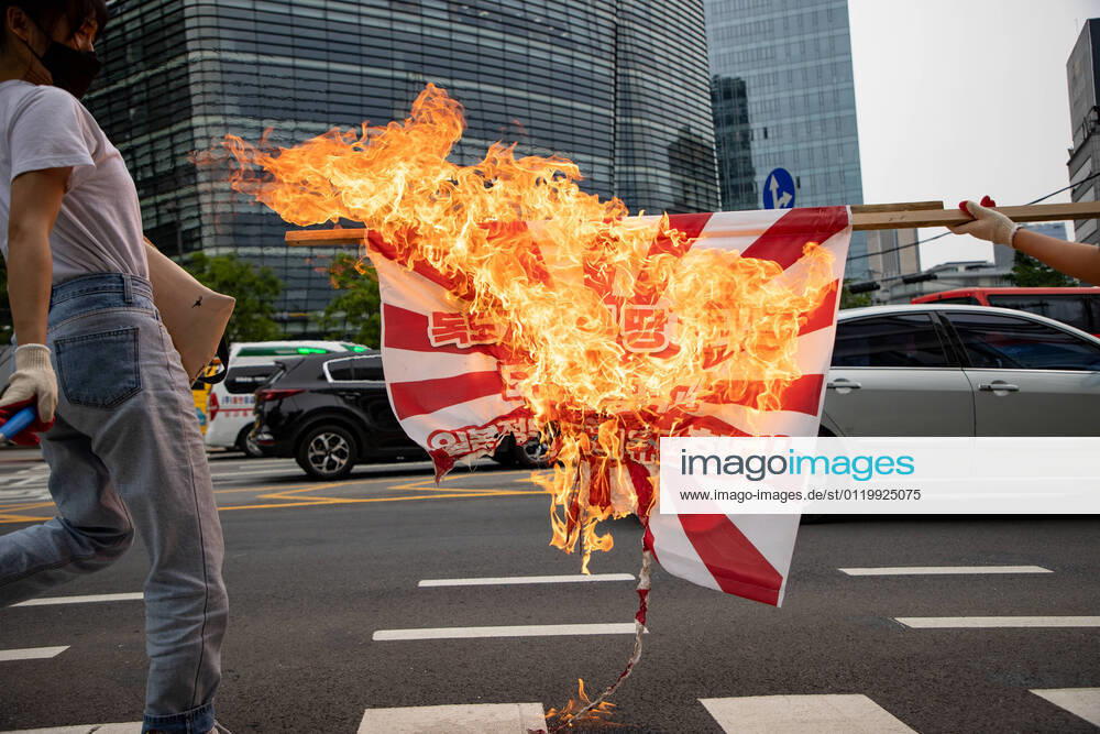 Protest In South Korea Members of the Korean University Student Progressive Association burn the Japanese war criminal flag to condemn the Tokyo Olympic Committee, which marks Dokdo Island, the territory of the Republic of Korea, as Japanese territory at across the Japanese Embassy on June 1st, 2020 in Seoul, South Korea. Seoul South Korea jung-tokyooly210601_npNZp