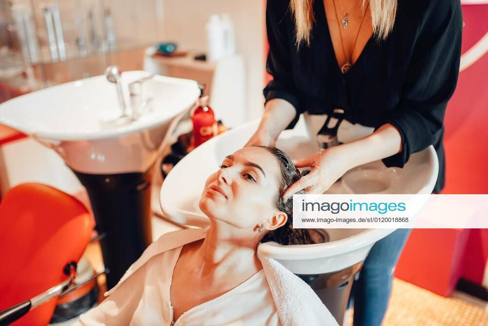 Female hairdresser washes customer hair in basin model released, Symbolfoto, 05.02.2020 05:34:26,