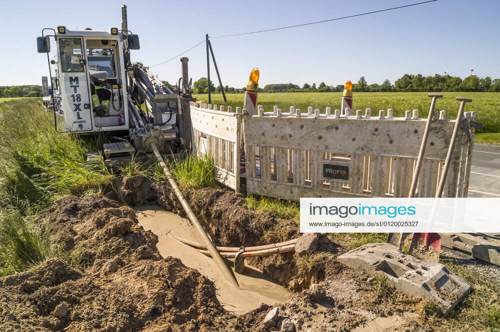 Glasfaserausbau auf dem Land Glasfaser Glasfaserausbau auf dem Land ländliche Region ländliches Gebiet Telekom Breitband Breitbandausbau Breitband-Ausbau Glasfasernetz Glasfaser-Netz FTTH-Netz Internet Glasfaserverkabelung Glasfaser-Ausbau FTTH Anschluss Digitalisierung Telekommunikation Internet Infrastruktur Deutsche Glasfaser 20210531ad340 Wadersloh Nordrhein-Westfalen NRW Deutschland Germany