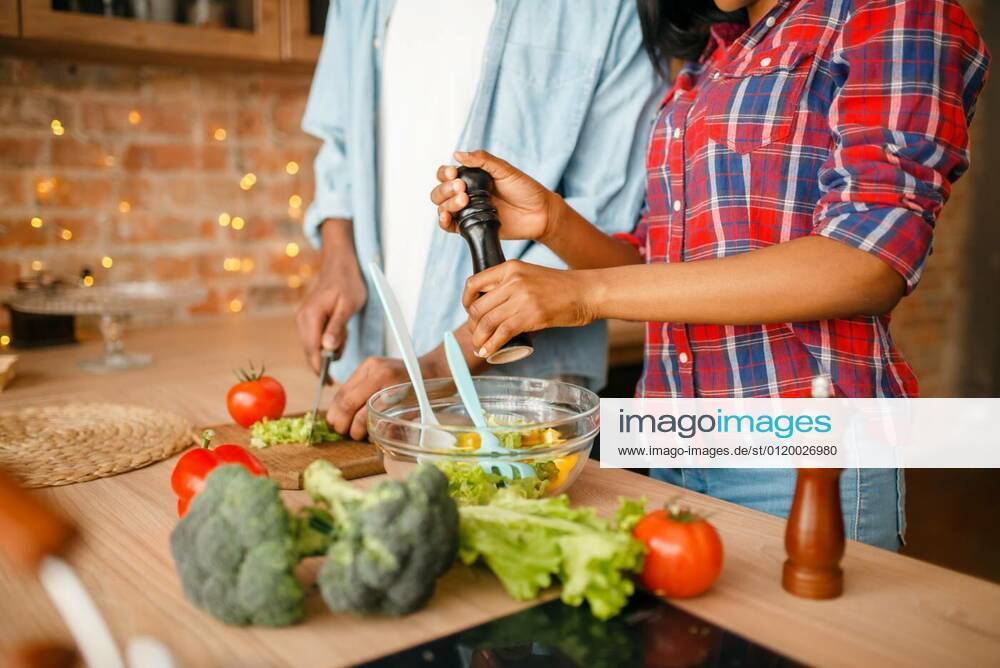Black couple cooking together on the kitchen model released, Symbolfoto, 05.02.2020 06:34:33,