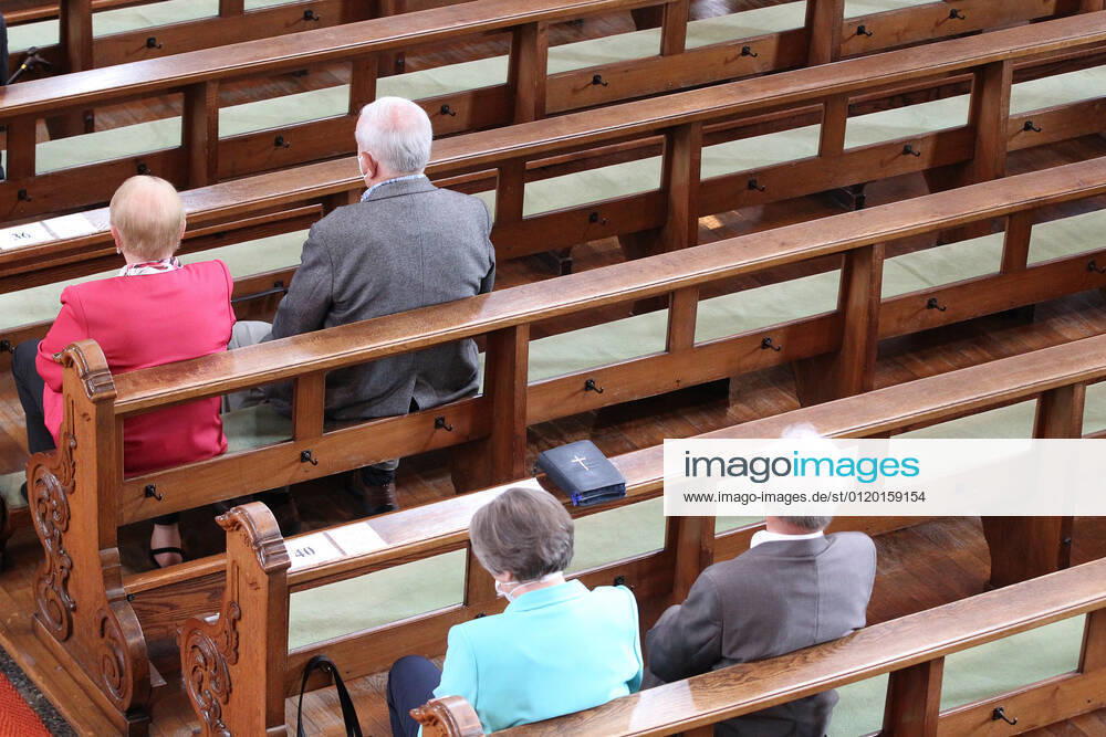 Winden Themenbild - Gottesdienst, Kirche in der Coronazeit, Pandemiezeit, leere Kirche Themenbild - Gottesdienst, Kirche in der Coronazeit, Pandemiezeit, leere Kirche nur wenig Menschen, Kirchenbesucher mit viel Abstand in der Kirchenbank während einer heiligen Messe, Gottesdienst, Kirche in in der katholischen Kirche in Elzach, Baden-Württemberg Symbolbild, Themenbild, Featurebild