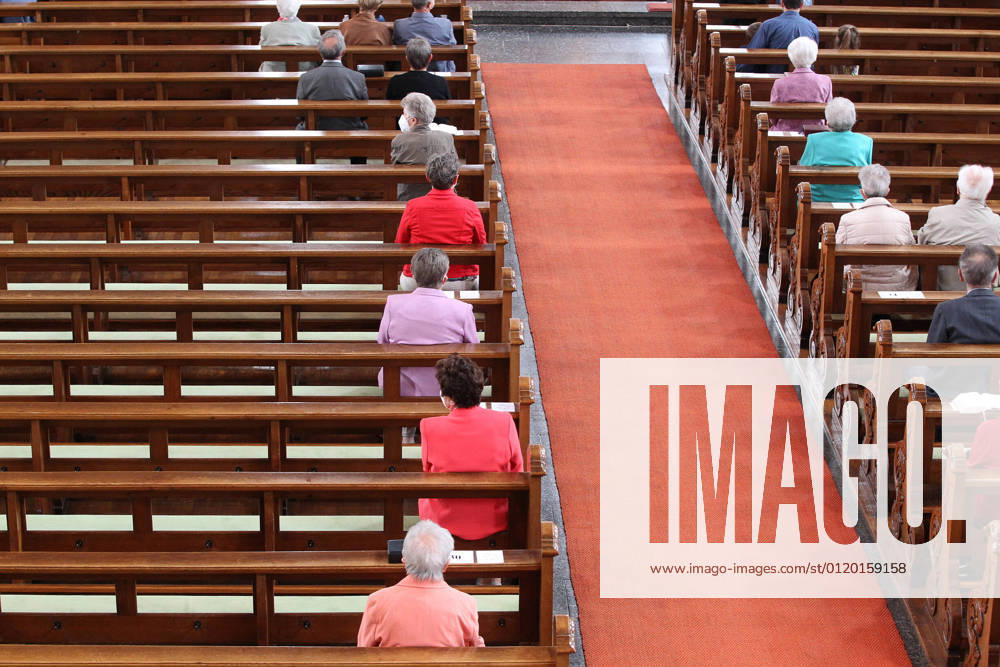 Winden Themenbild - Gottesdienst, Kirche in der Coronazeit, Pandemiezeit, leere Kirche Themenbild - Gottesdienst, Kirche in der Coronazeit, Pandemiezeit, leere Kirche nur wenig Menschen, Kirchenbesucher mit viel Abstand in der Kirchenbank während einer heiligen Messe, Gottesdienst, Kirche in in der katholischen Kirche in Elzach, Baden-Württemberg Symbolbild, Themenbild, Featurebild