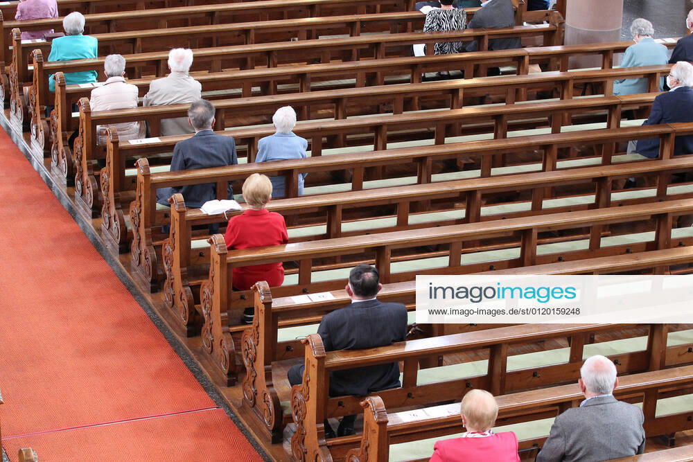 Winden Themenbild - Gottesdienst, Kirche in der Coronazeit, Pandemiezeit, leere Kirche Themenbild - Gottesdienst, Kirche in der Coronazeit, Pandemiezeit, leere Kirche nur wenig Menschen, Kirchenbesucher mit viel Abstand in der Kirchenbank während einer heiligen Messe, Gottesdienst, Kirche in in der katholischen Kirche in Elzach, Baden-Württemberg Symbolbild, Themenbild, Featurebild