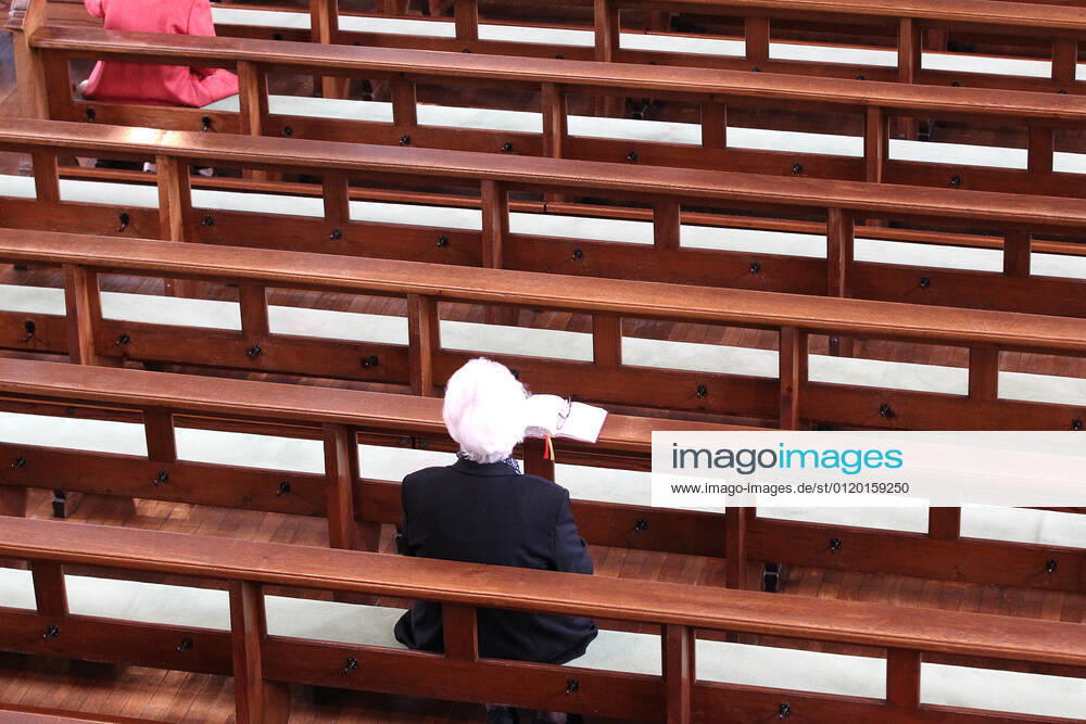 Winden Themenbild - Gottesdienst, Kirche in der Coronazeit, Pandemiezeit, leere Kirche Themenbild - Gottesdienst, Kirche in der Coronazeit, Pandemiezeit, leere Kirche nur wenig Menschen, Kirchenbesucher mit viel Abstand in der Kirchenbank während einer heiligen Messe, Gottesdienst, Kirche in in der katholischen Kirche in Elzach, Baden-Württemberg Symbolbild, Themenbild, Featurebild