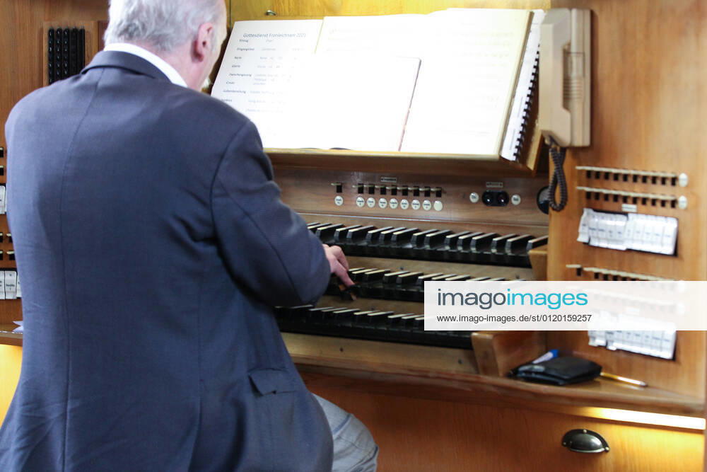 Winden Themenbild - Gottesdienst, Kirche in der Coronazeit, Pandemiezeit, leere Kirche Themenbild - Gottesdienst, Kirche in der Coronazeit, Pandemiezeit, leere Kirche Orgelspieler während einer Messe spielt auf den Tasten seiner Kirchenorgel nur wenig Menschen, mit viel Abstand in der Kirchenbank während einer heiligen Messe, Gottesdienst, Kirche in in der katholischen Kirche in Elzach, Baden-Württemberg Symbolbild, Themenbild, Featurebild