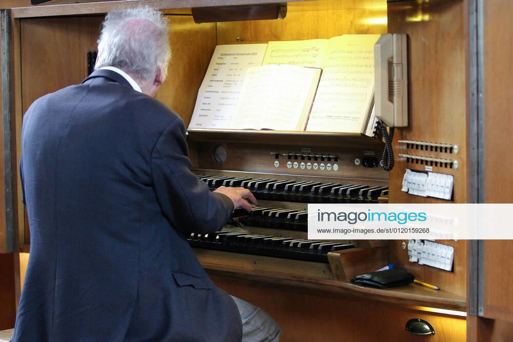 Winden Themenbild - Gottesdienst, Kirche in der Coronazeit, Pandemiezeit, leere Kirche Themenbild - Gottesdienst, Kirche in der Coronazeit, Pandemiezeit, leere Kirche Orgelspieler während einer Messe spielt auf den Tasten seiner Kirchenorgel nur wenig Menschen, mit viel Abstand in der Kirchenbank während einer heiligen Messe, Gottesdienst, Kirche in in der katholischen Kirche in Elzach, Baden-Württemberg Symbolbild, Themenbild, Featurebild