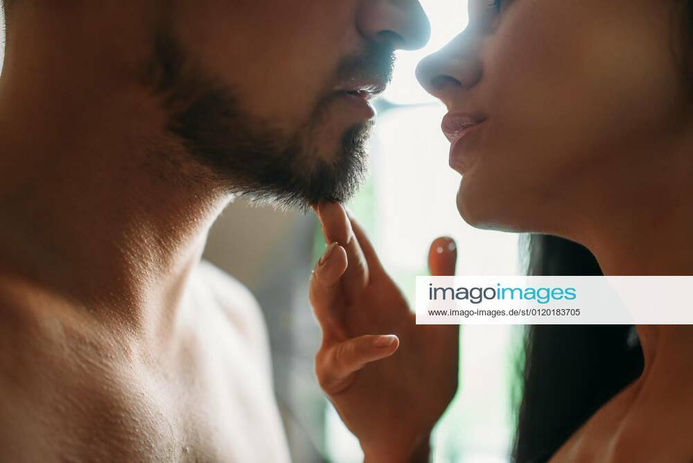 Man and woman kissing against a window, erotica model released, Symbolfoto, 05.02.2020 17:06:45,