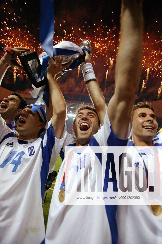 Fußball, EM Finale 2004 in Lissabon, Portugal - Griechenland 0:1 Die Europameister Panagiotis Fyssas (li.), Georgios Karagounis (Mitte) und Vassilios Tsiartas (alle Griechenland) präsentieren den Pokal - NOT RELEASED FOR JAPAN Fußball EM Herren Euro 2004, Europameisterschaft, Länderspiel, Nationalmannschaft, Nationalteam, Finale, Endspiel Gruppe Feuerwerk Lissabon Glück Freude, Begeisterung,