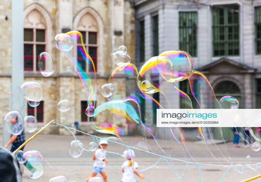IMAGO Creative, Urban Lifestyle Children and soap bubbles, old European town model released, Symbolfoto, 06.02.2020 06:42:44,