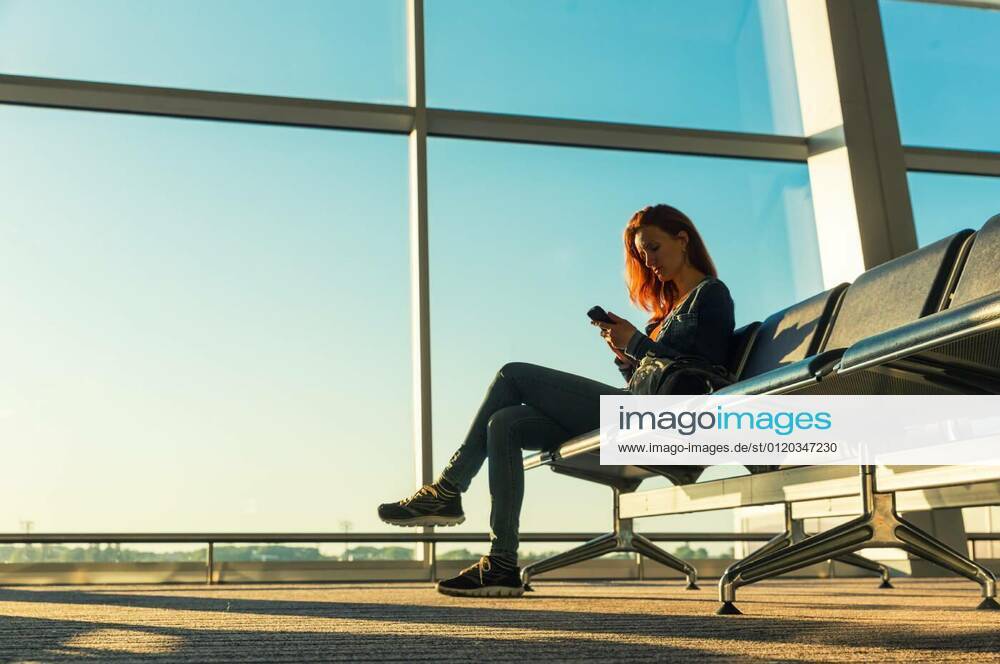 Young girl at the station waiting hall. model released, Symbolfoto, 06.02.2020 14:29:33,