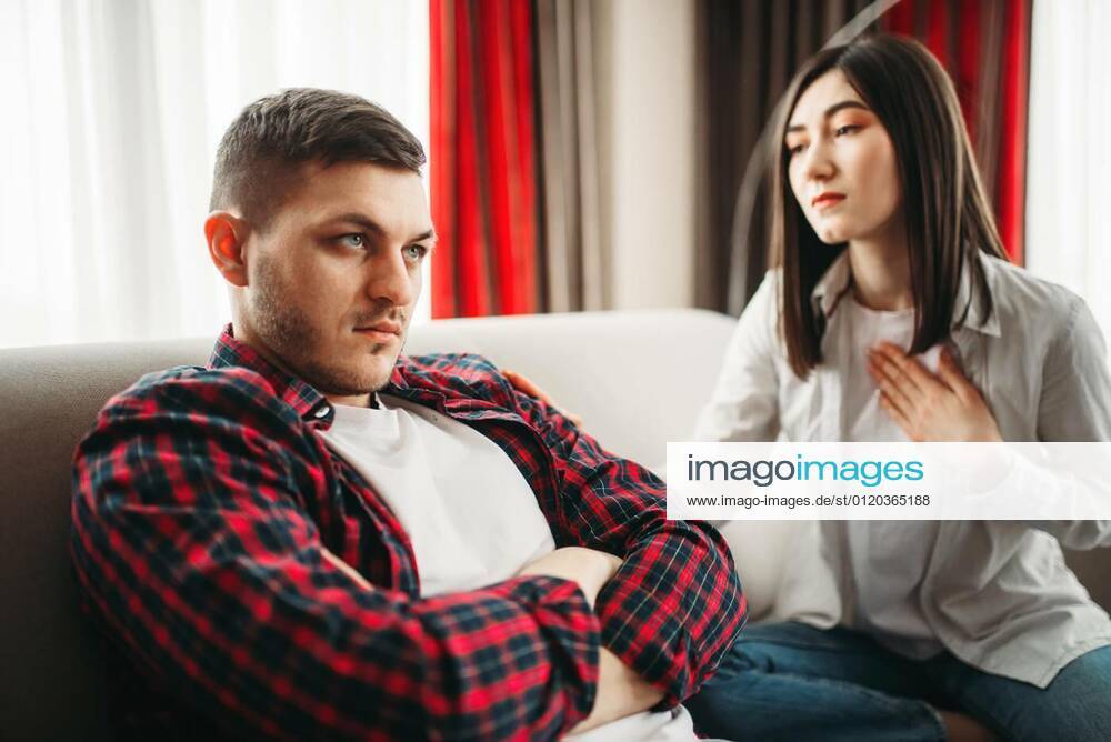Wife asks her husband for forgiveness, quarrel model released, Symbolfoto, 06.02.2020 17:20:02,