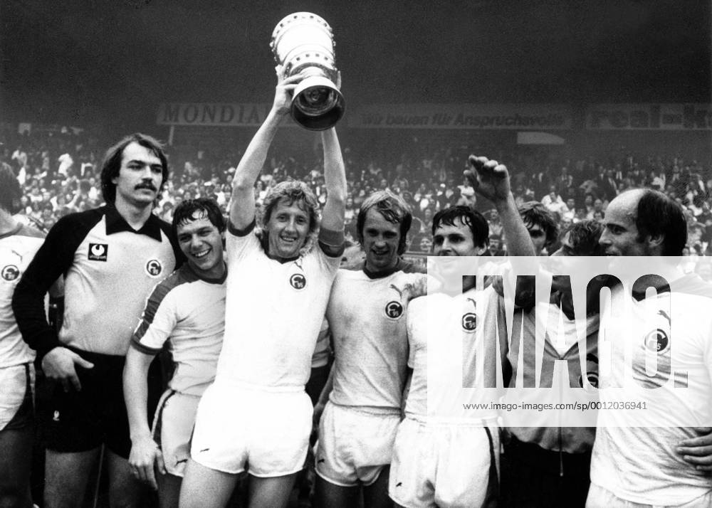 Fortuna Düsseldorf, DFB Pokal Sieger 1978 1979, v.li.: Torwart Jörg Daniel, Josef Weikl, Gerd Zewe, Reinhold Fanz, Wolfgang Seel, Thomas Allofs, Egon Köhnen