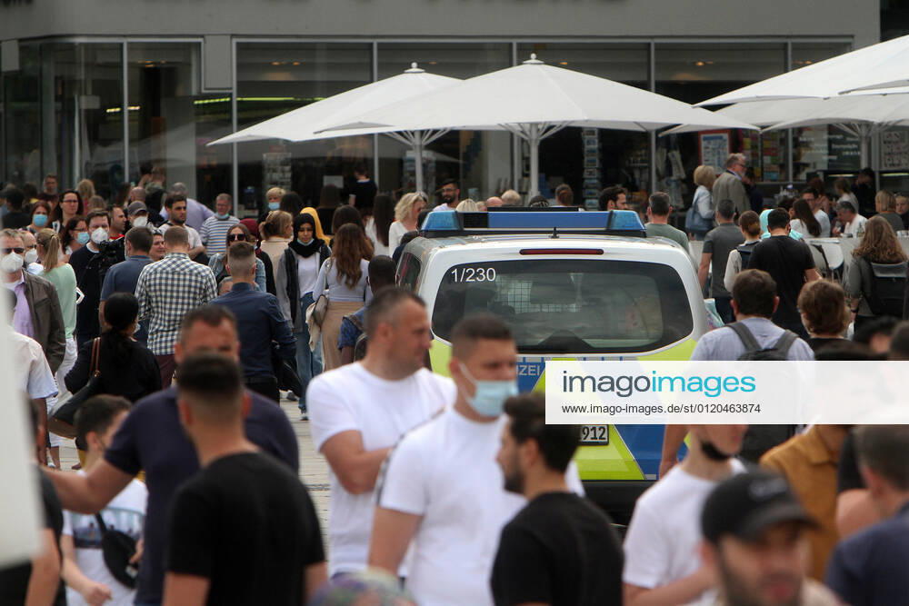 Eine Polizeistreife der Landespolizei Baden Württemberg kontrolliert die Einhaltung der Mindestabstände in der Fußgängerzone und Einkaufsstraße Königstraße am Schlossplatz in der Innenstadt von Stuttgart, Baden Württemberg, Bayern, Deutschland