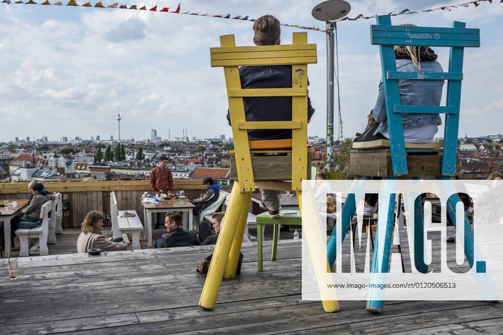 IMAGO Kreativ: Urbane Kultur - Sommer auf den D?chern Klunkerkranich Bar, Berlin People chilling at the roof top of the Klunkerkranich Bar in Berlin which is located in the Neuk?lln district. It is a unique place where you have a beautiful view over the city. Berlin Germany