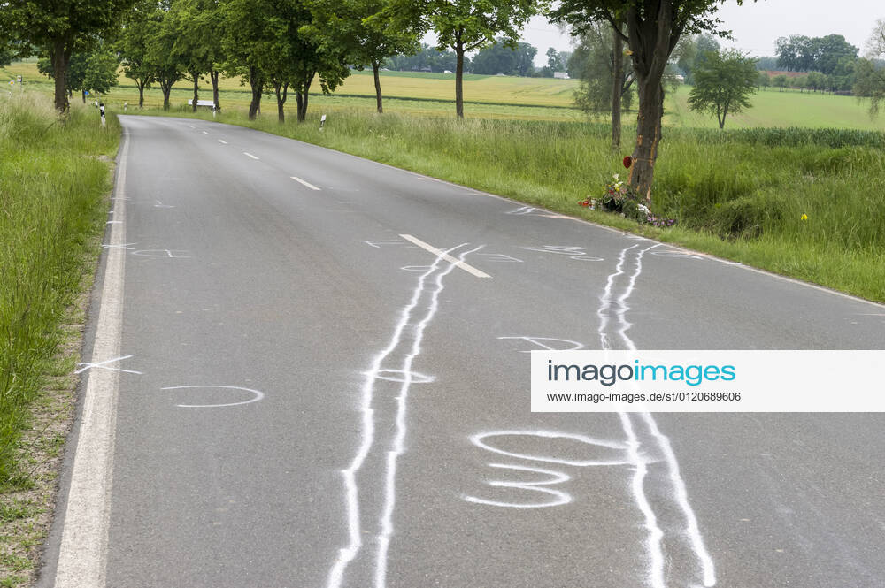 Unfallspuren und Gedenkstätte für ein Verkehrsopfer am Straßenrand Auto Autounfall tödlicher Verkehrsunfall Verkehrsunfallopfer Erinnerung Gedenken Geschwindigkeit Landstraße K14 rasen Straße Straßenverkehr Tod Trauer trauern Trauerstätte Unfall Verkehrssicherheit Verkehrstote Blumen Blumengesteck Blumenstrauß Kerzen gestorben Opfer Todesfolge tot Toter tragisch Tragödie traurig Unfallopfer Unfallort Verkehrsunfallort Unglück verunglückt Markierungen der Polizei Verkehrsunfalldienst Unfallspuren 20210607ad353 Wadersloh Nordrhein-Westfalen NRW Deutschland Germany