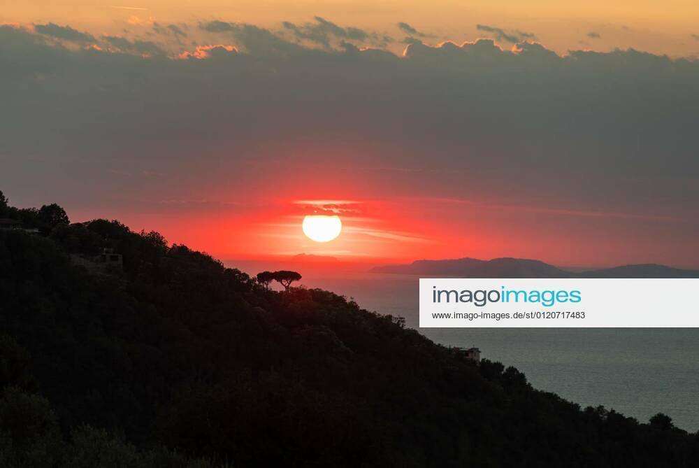 Romantic sunset in the Gulf of Naples. Sorrento. Italy, 28.02.2020 19:52:03,