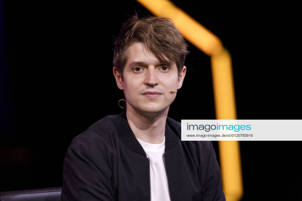 Benedict Wells bei der lit.Cologne Veranstaltung Übermütig und wach und mittendrin und unsterblich als Stream aus dem Theater am Tanzbrunnen. Die lit.Cologne 2021 findet wegen der Corona-Pandemie als digitales Event mit Streams statt. Köln