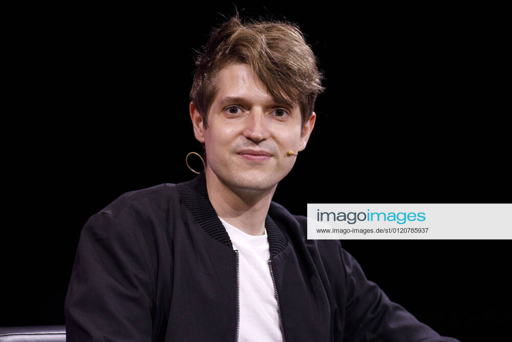 Benedict Wells bei der lit.Cologne Veranstaltung Übermütig und wach und mittendrin und unsterblich als Stream aus dem Theater am Tanzbrunnen. Die lit.Cologne 2021 findet wegen der Corona-Pandemie als digitales Event mit Streams statt. Köln