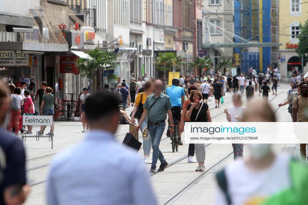 Nach der Lockerung der Schutzmaßnahmen und Wiedereröffnung der Geschäfte sieht die Einkaufsstraße und Fußgängerzone Kaiserstraße in der Innenstadt von Würzburg wieder so wie vor der Coronakrise aus, Bayern, Deutschland