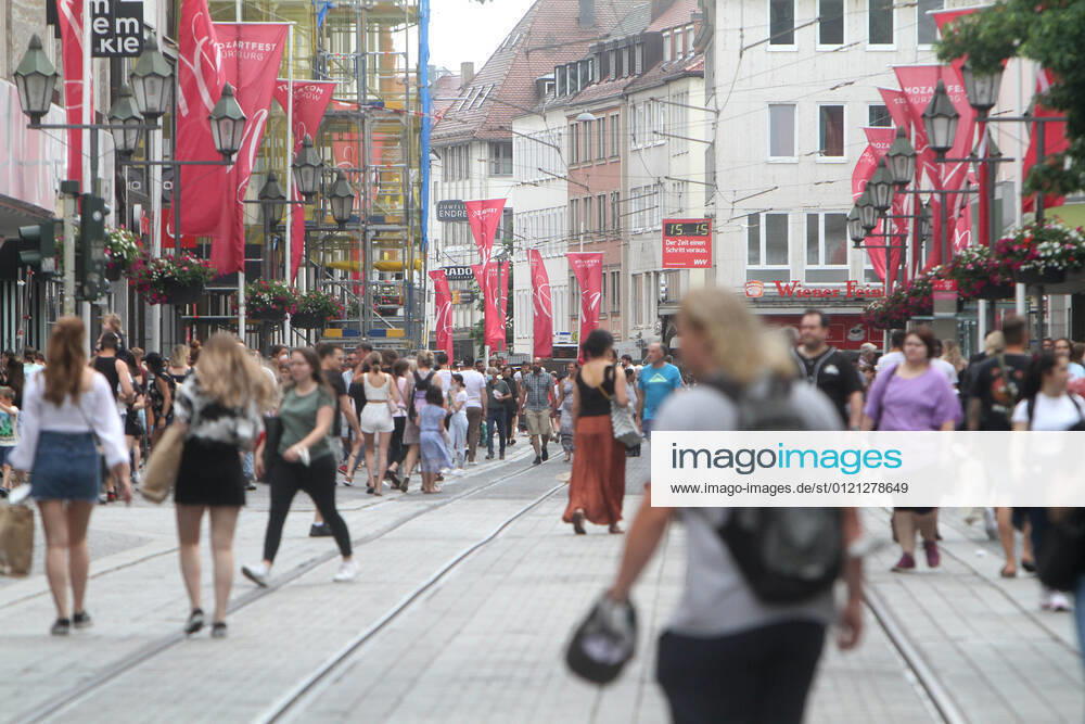 Nach der Lockerung der Schutzmaßnahmen und Wiedereröffnung der Geschäfte sieht die Einkaufsstraße und Fußgängerzone Schönbornstraße in der Innenstadt von Würzburg wieder so wie vor der Coronakrise aus, Bayern, Deutschland