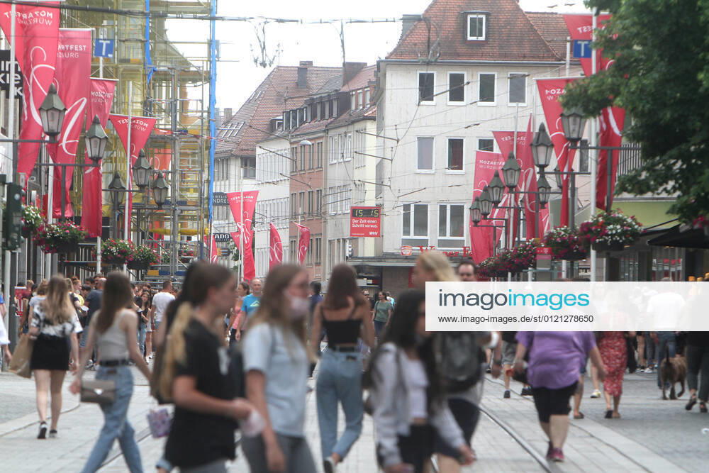 Nach der Lockerung der Schutzmaßnahmen und Wiedereröffnung der Geschäfte sieht die Einkaufsstraße und Fußgängerzone Schönbornstraße in der Innenstadt von Würzburg wieder so wie vor der Coronakrise aus, Bayern, Deutschland