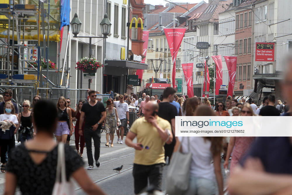 Nach der Lockerung der Schutzmaßnahmen und Wiedereröffnung der Geschäfte sieht die Einkaufsstraße und Fußgängerzone Schönbornstraße in der Innenstadt von Würzburg wieder so wie vor der Coronakrise aus, Bayern, Deutschland