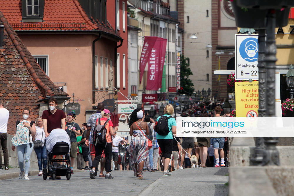 Nach der Lockerung der Schutzmaßnahmen und Wiedereröffnung der Geschäfte sieht die Einkaufsstraße und Fußgängerzone Domstraße in der Innenstadt von Würzburg wieder so wie vor der Coronakrise aus, Bayern, Deutschland