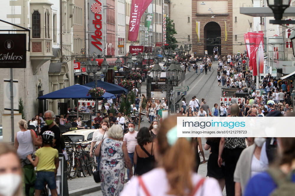 Nach der Lockerung der Schutzmaßnahmen und Wiedereröffnung der Geschäfte sieht die Einkaufsstraße und Fußgängerzone Domstraße in der Innenstadt von Würzburg wieder so wie vor der Coronakrise aus, Bayern, Deutschland