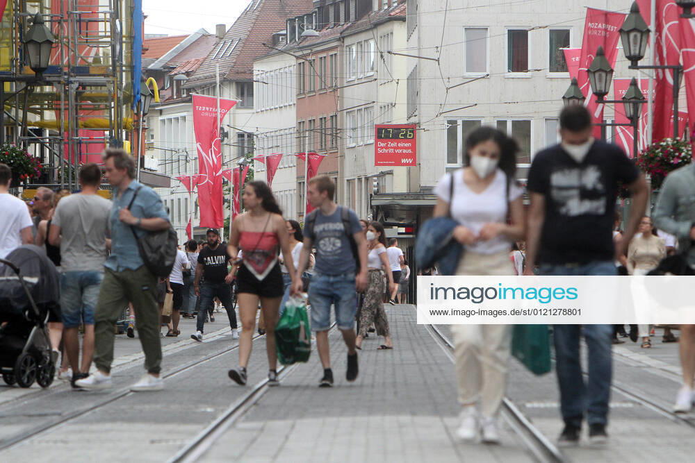 Nach der Lockerung der Schutzmaßnahmen und Wiedereröffnung der Geschäfte sieht die Einkaufsstraße und Fußgängerzone Schönbornstraße in der Innenstadt von Würzburg wieder so wie vor der Coronakrise aus, Bayern, Deutschland