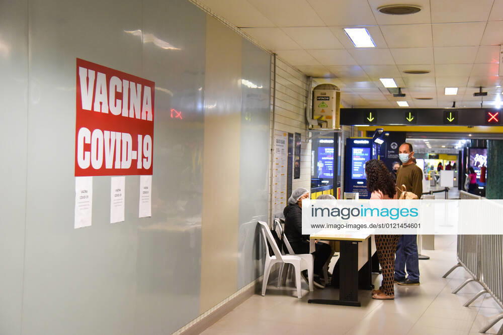 SÃO PAULO, SP - 14.06.2021: VACINAÇÃO CONTRA COVID19 SP - Vaccination station against Covid-19 (Coronavirus) at the República Station, on Line 4-Yellow of the São Paulo Metro, where Pfizer BioNTech& 39;s immunizing agent is being applied. This Monday (14). x2079138x RobertoxCasimiro