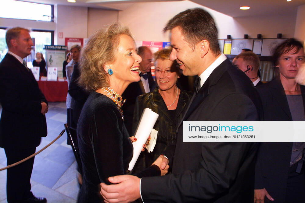 Juedisches Museum 09.09.2001 Isa Graefin von Hardenberg + Reg. Bgm. Klaus Wowereit (SPD), Staatsakt zur feierlichen Eroeffnung Juedisches Museum in der Berliner Philharmonie, Herbert-von-Karajan-Strasse 1, Berlin - 09.09.2001 -