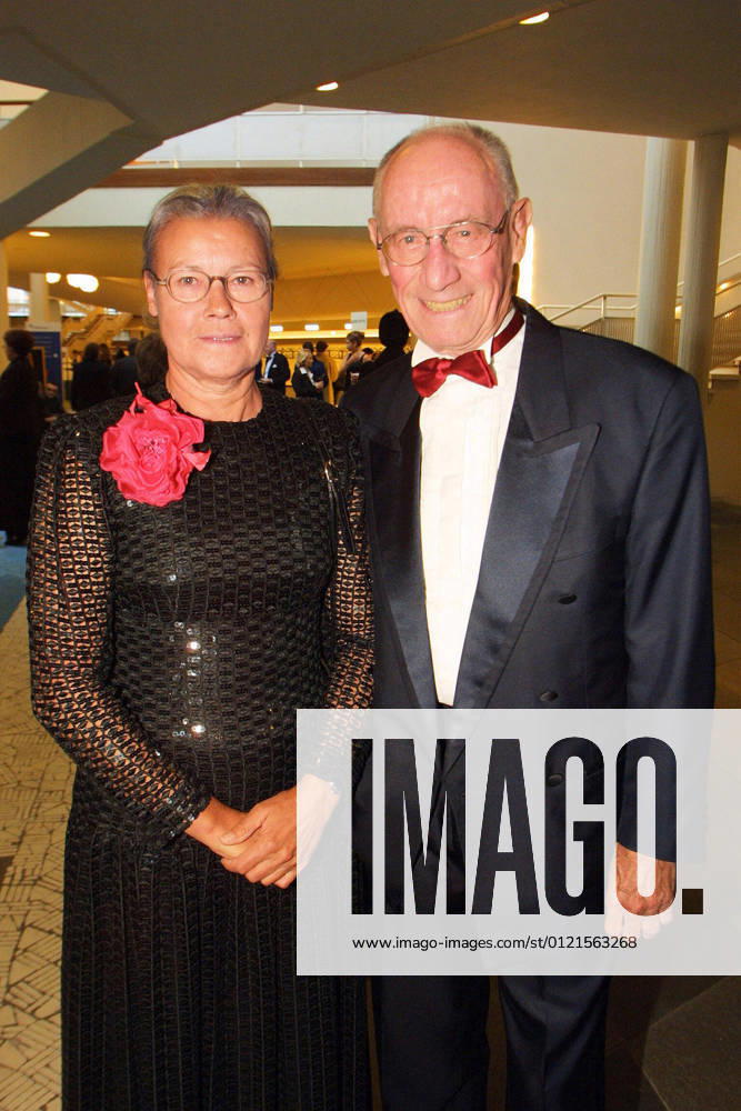 Juedisches Museum 09.09.2001 Manager Edzard Hans Wilhelm Reuter (Daimler-Benz AG) + Frau Helga, Staatsakt zur feierlichen Eroeffnung Juedisches Museum in der Berliner Philharmonie, Herbert-von-Karajan-Strasse 1, Berlin - 09.09.2001 -