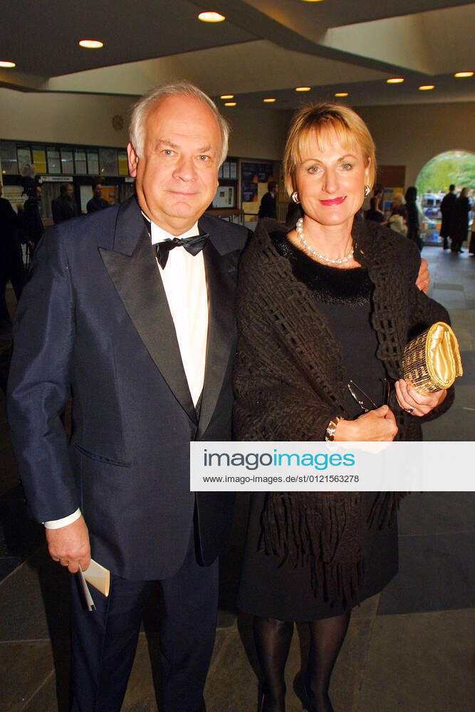Juedisches Museum 09.09.2001 Manager Prof. Dr. Juergen Richter (Bertelsmann) + Frau Renate Breitkreuz, Staatsakt zur feierlichen Eroeffnung Juedisches Museum in der Berliner Philharmonie, Herbert-von-Karajan-Strasse 1, Berlin - 09.09.2001 -