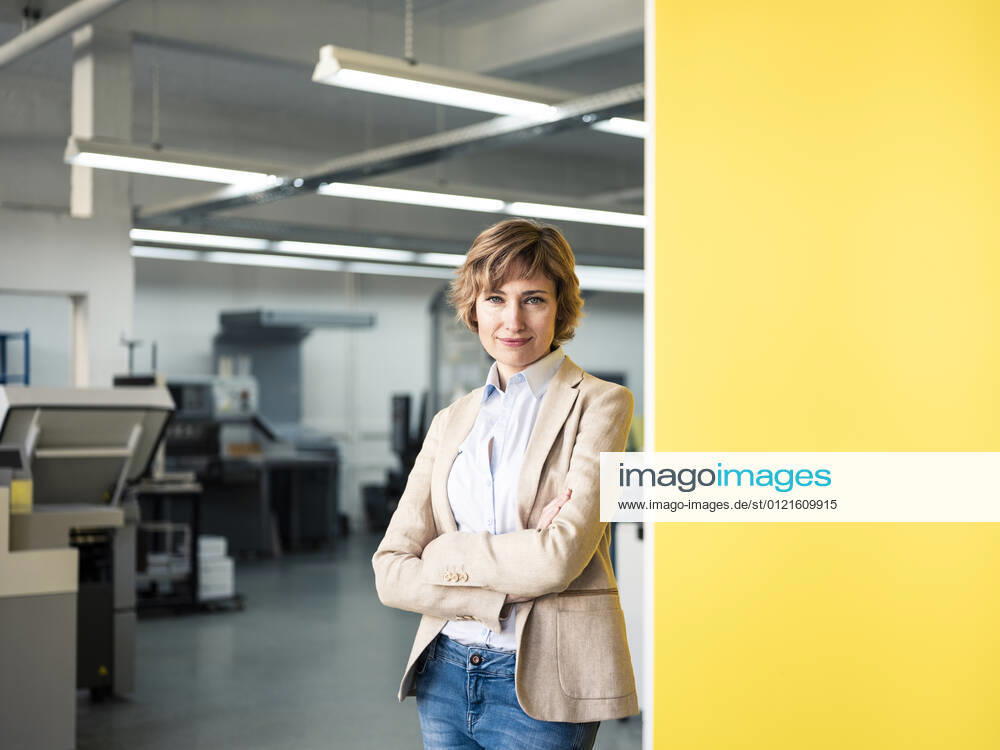 Female entrepreneur standing with arms crossed in workshop model released Symbolfoto property released JOSEF04208
