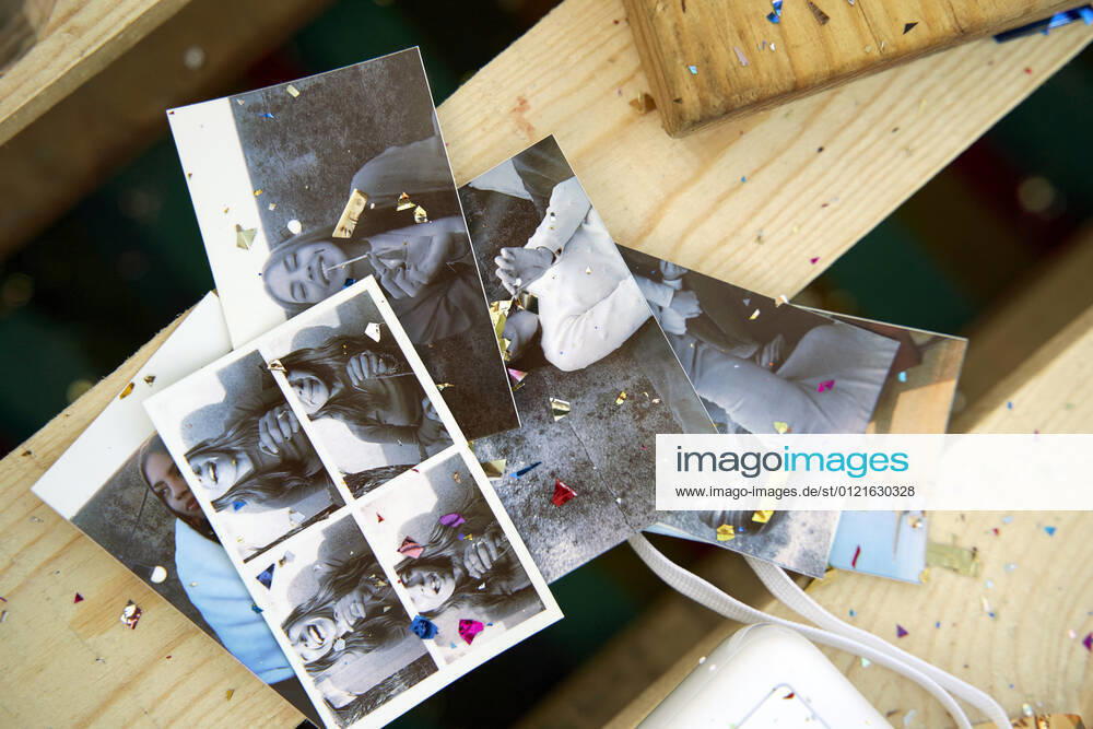 Photographs of female friends on table model released Symbolfoto property released VEGF04291