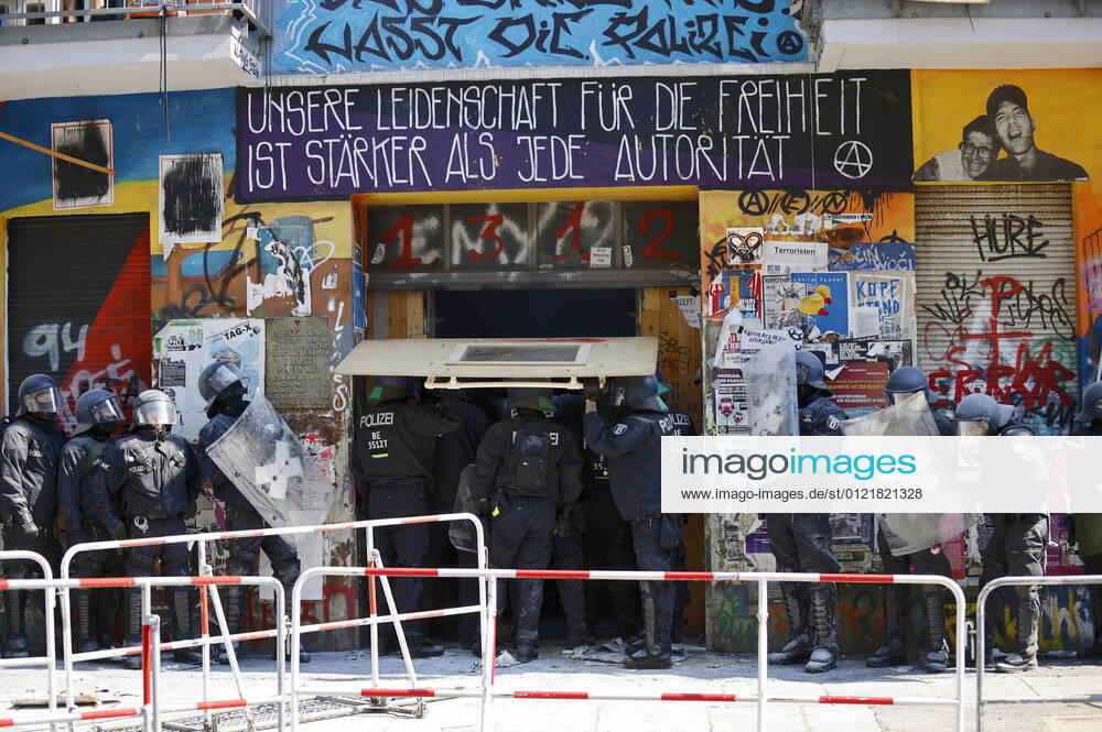 KW24 Im teilbesetzten Haus in der Rigaer Straße 94 sollte am Donnerstag der Brandschutz überprüft werden. Nachdem die Bewohner sich zunächst weigerten, die Tür zu öffnen, verschaffte sich die Polizei gewaltsam Zutritt und wurde mit Farbe beworfen. (Quelle: rbb online) Berlin