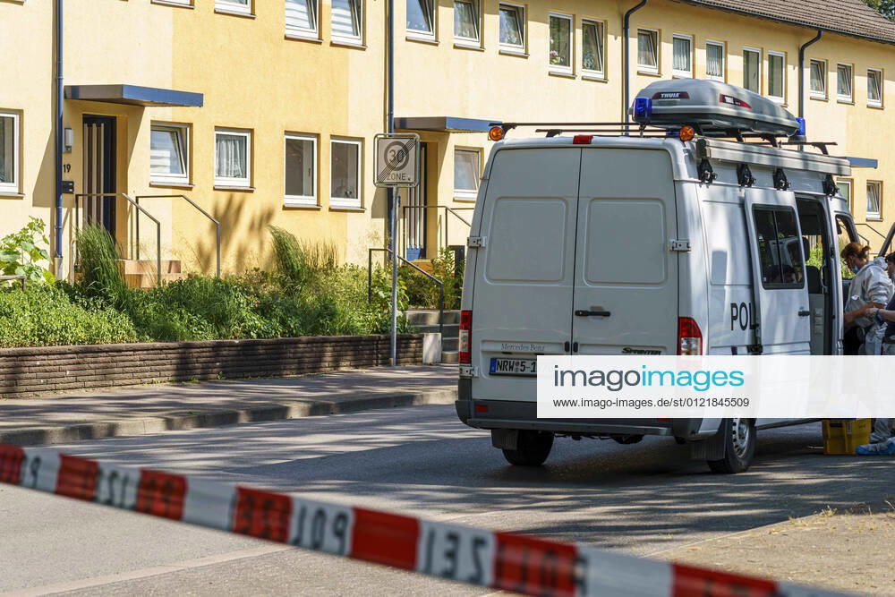 Espelkamp, Deutschland 17. Juni 2021: Ein Fahrzeug der Spurensicherung am Tatort in Espelkamp. In dem Ort kam es heute zu einem Doppelmord. NRW