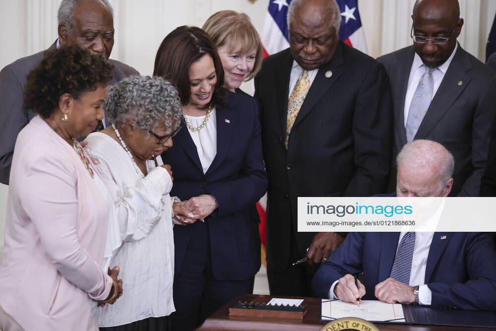KW24 USA, Joe Biden unterschreibt National Independence Day Act am Gedenktag zum Ende der Sklaverei President Joe Biden signs the Juneteenth National Independence Day Act into law in the East Room of the White House in Washington, DC, on Thursday, June 17, 2021. Pool photo by Oliver Contreras WAS20210617622 OliverxContreras