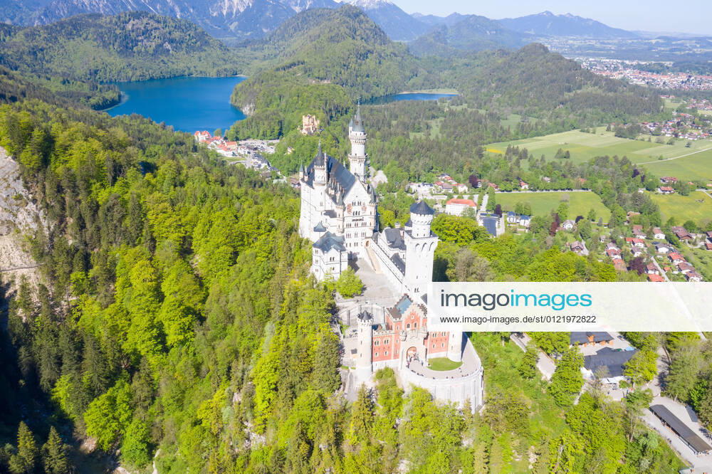 Schloss Neuschwanstein Luftbild Architektur Alpen Landschaft Deutschland Bayern Reise reisen Füssen, Deutschland - 1. Juni 2021: Schloss Neuschwanstein Luftbild Architektur Alpen Landschaft Bayern Reise reisen in Füssen, Deutschland.