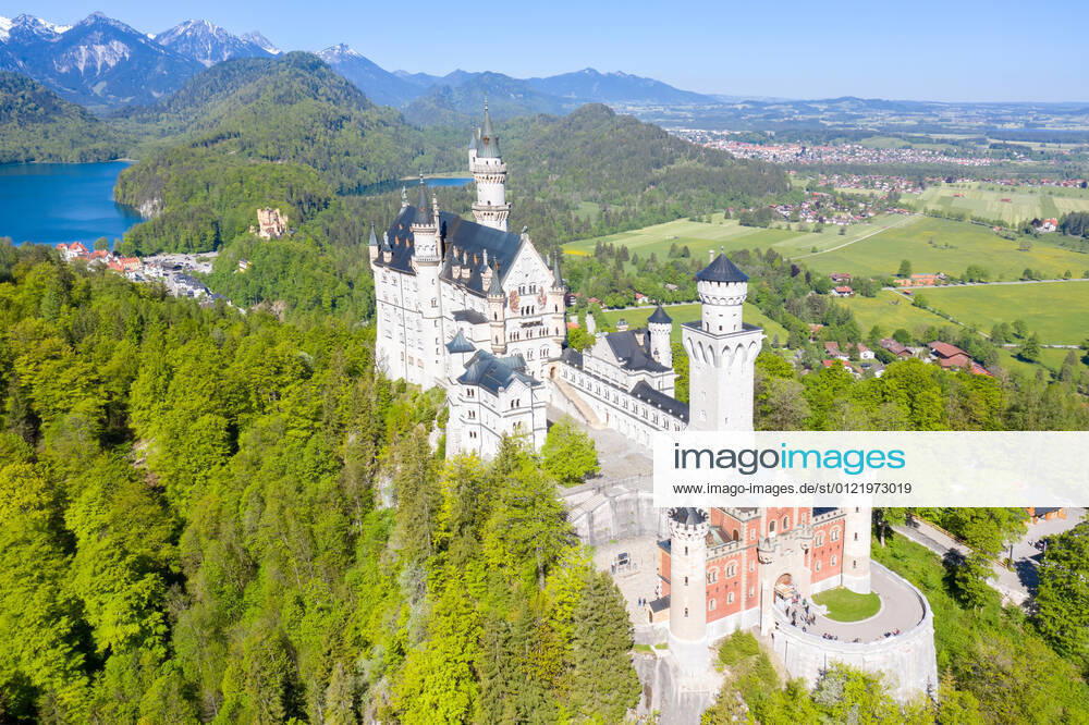 Schloss Neuschwanstein Luftbild Architektur Alpen Landschaft Deutschland Bayern Reise reisen Füssen, Deutschland - 1. Juni 2021: Schloss Neuschwanstein Luftbild Architektur Alpen Landschaft Bayern Reise reisen in Füssen, Deutschland.