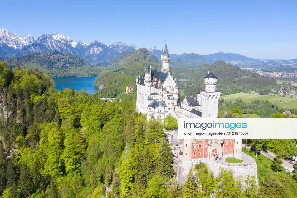 Schloss Neuschwanstein Luftbild Architektur Alpen Landschaft Deutschland Bayern Reise reisen Füssen, Deutschland - 1. Juni 2021: Schloss Neuschwanstein Luftbild Architektur Alpen Landschaft Bayern Reise reisen in Füssen, Deutschland.