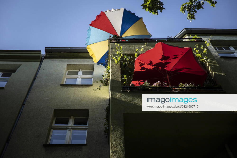 Sonnenschirm auf einem Balkon, aufgenommen in Berlin, 18.06.2021. Am Wochenende werden 36 Grad Celsius in der Hauptstadt erwartet. Berlin Deutschland