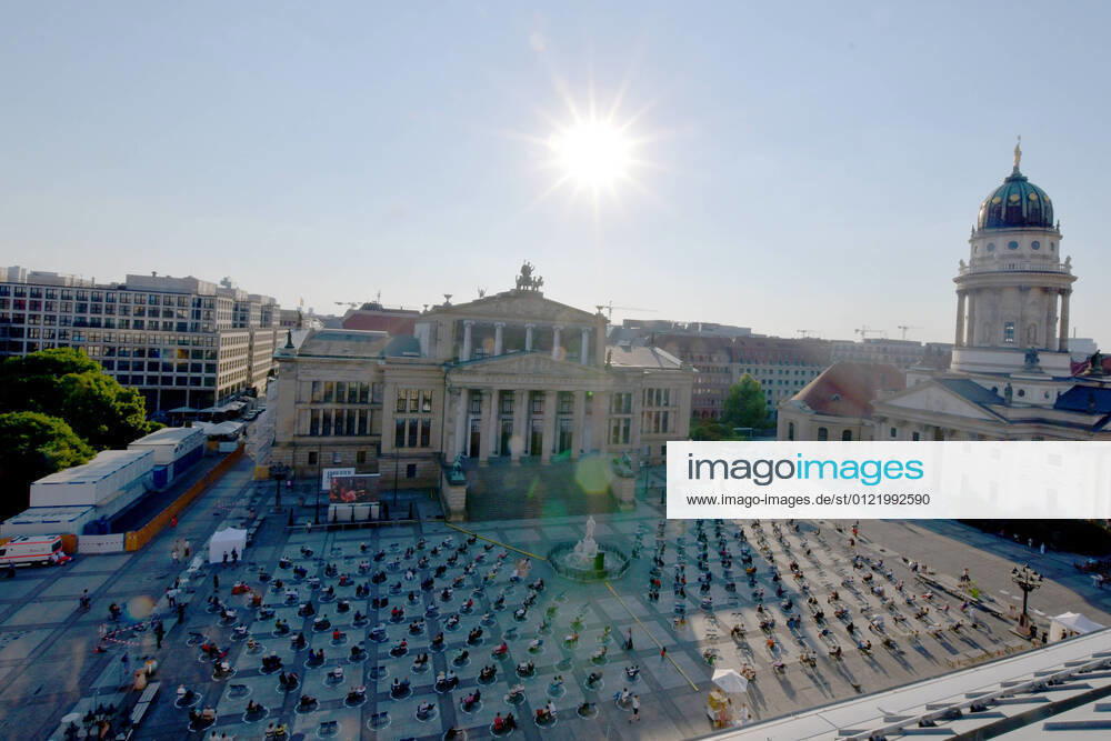 Neuinszenierung 200 Jahre FREISCHÜTZ Blick von oben auf das Geschehen aus einem Hotel gegenüber Neuinszenierung 200 Jahre FREISCHÜTZ (1821) Open Air vor dem Konzerthaus, Inszenierung von La Fura, Chefdirigent Christoph Eschenbach, ein musikalischer Kinoabend, in einer warmen Sommernacht mit 500 Gästen im Kreis gesessen am Gendarmenmarkt Berlin am 18.06.2021